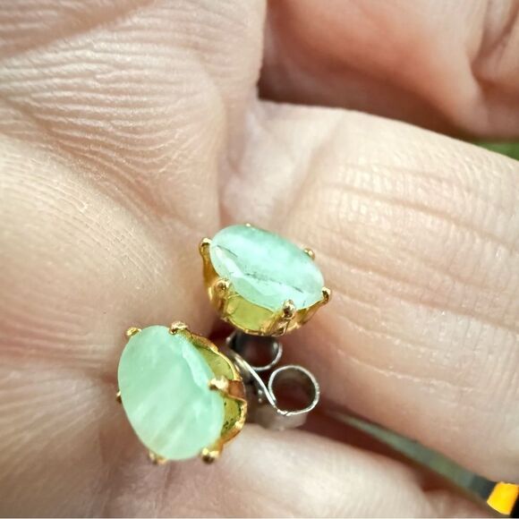 WOMEN’S GREEN GEMSTONE STUD EARRINGS – SILVER & GOLD MIXED METAL - Picture 3 of 17